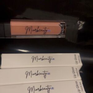 Nude bombshell Lip Gloss